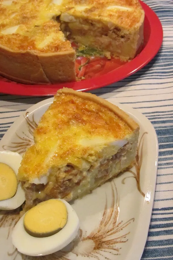 Киш с картофено пюре, пиле и лук