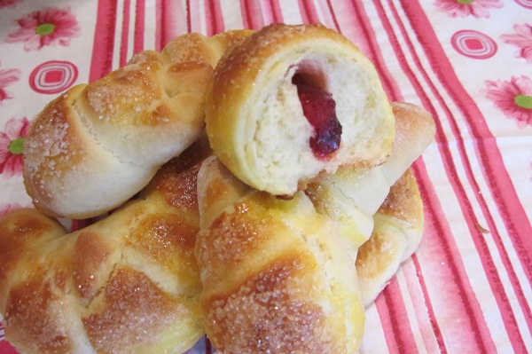 Кифлички с пълнеж от локум