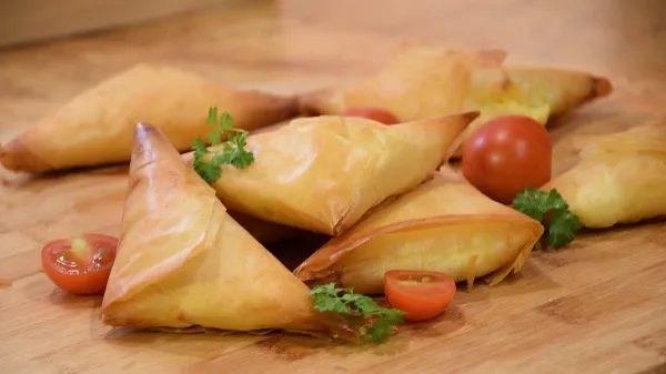Триъгълни банички с готови кори
