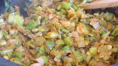 Пържоли и свински език с праз на фурна — стъпка 4