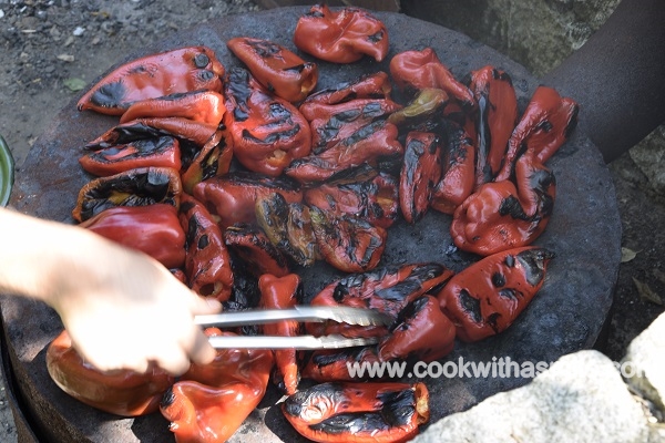Мариновани печени чушки с чесън салата с печени