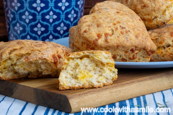 Сконс с чедър и мащерка (scones) — стъпка 10