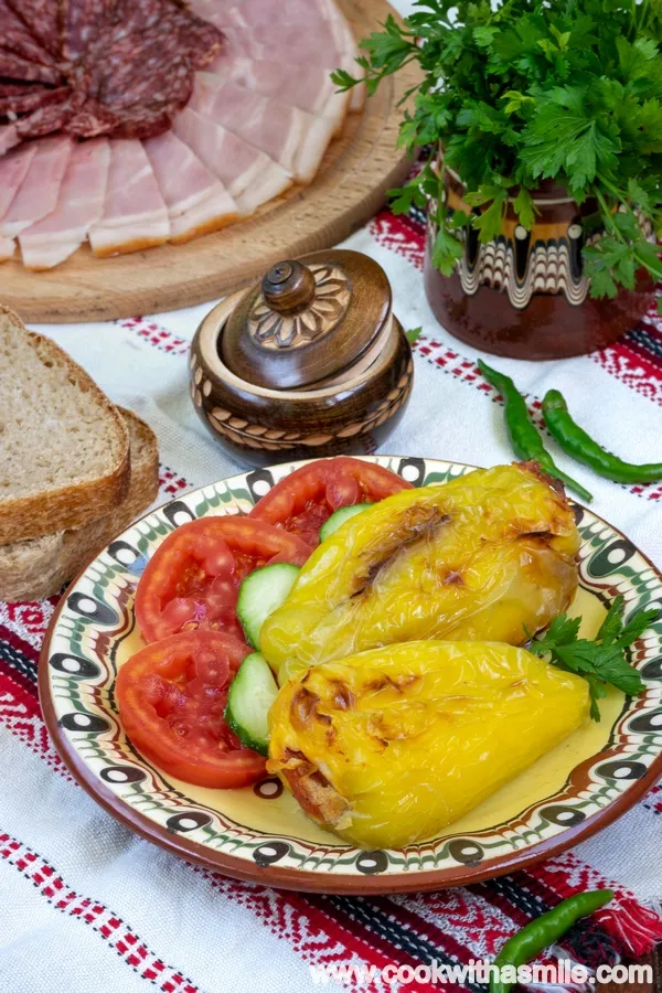 Пълнени чушки с яйца и сирене на фурна